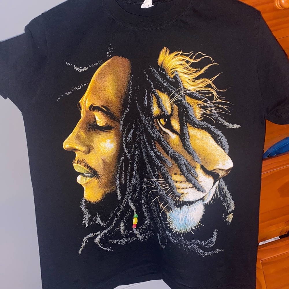 Perfect condition vintage Bob Marley Tshirt on great quality cotton shirt!